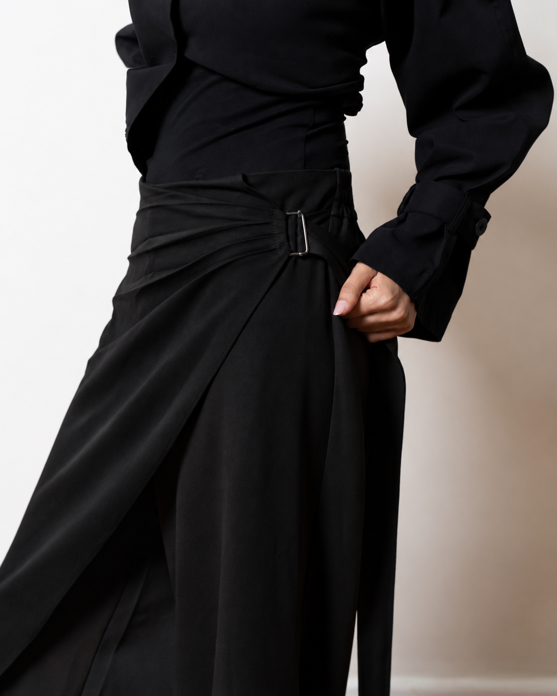The Flowline Pants in black